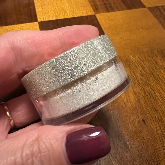 Anastasia Beverly Hills Loose Highlighter in SNOWFLAKE ✨Silver✨ - Picture 5 of 10